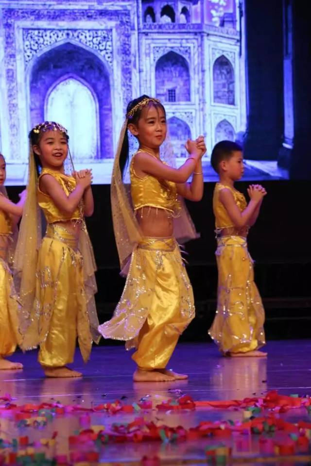 泰国舞---《咖喱咖喱》表演者:k1b班