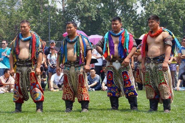 蒙古族的传统体育活动.摔跤手为搏克·巴依勒德呼.