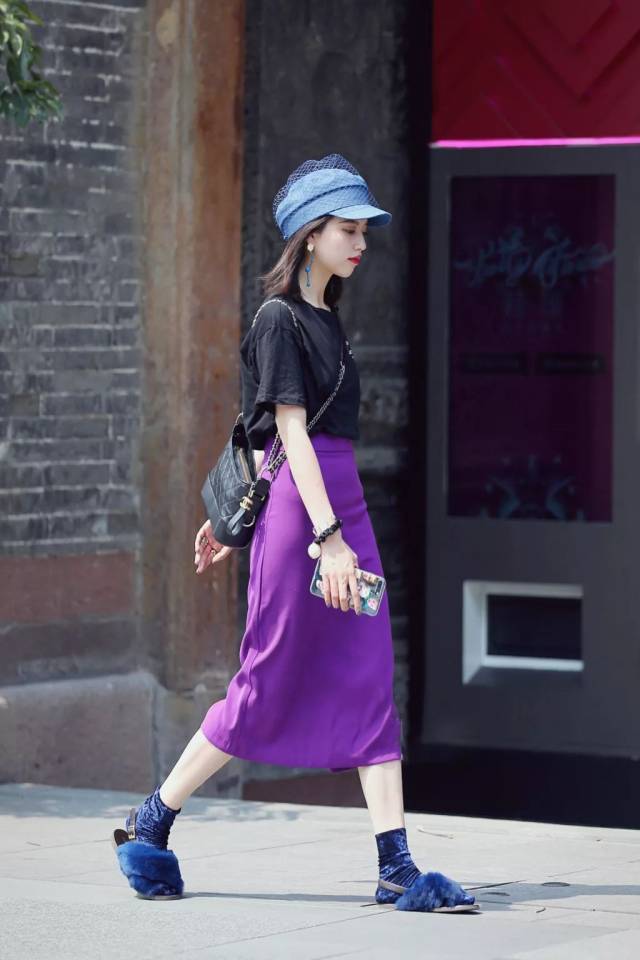 配色 :黑色   紫色 风格 :时尚休闲 紫色是今年的年度色,再不趁热穿可