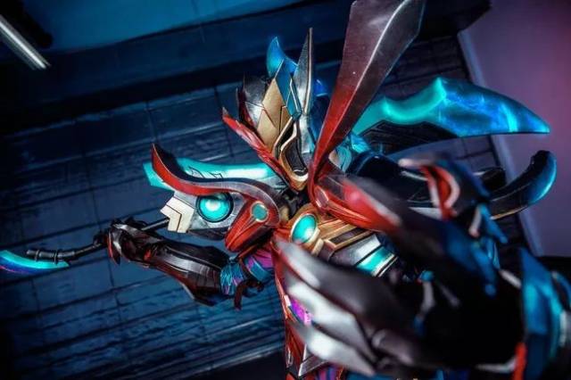 王者荣耀铠曙光守护者cos 吹爆大佬这身装备!