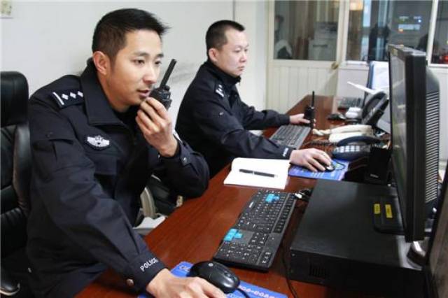 我拿好钱准备走时,门口忽然冲进来两个人民警察一把就把我抓住了,我