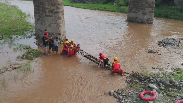 4名村民被困 邯郸消防肩膀搭"人桥"救助_手机搜狐网
