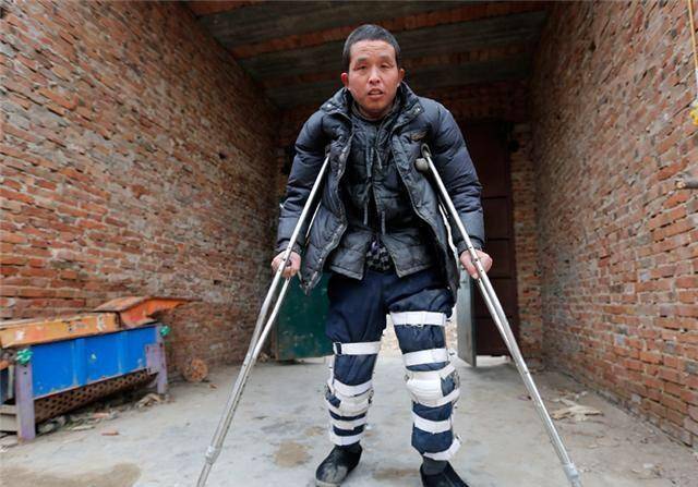 因车祸瘫痪,妻子便买菜一去不归,艰难练习为孩子撑起一片天