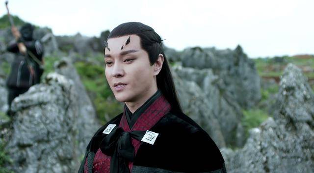 翼君擎苍的两个儿子,离怨和离镜一直都不太对付,两人关系极差.