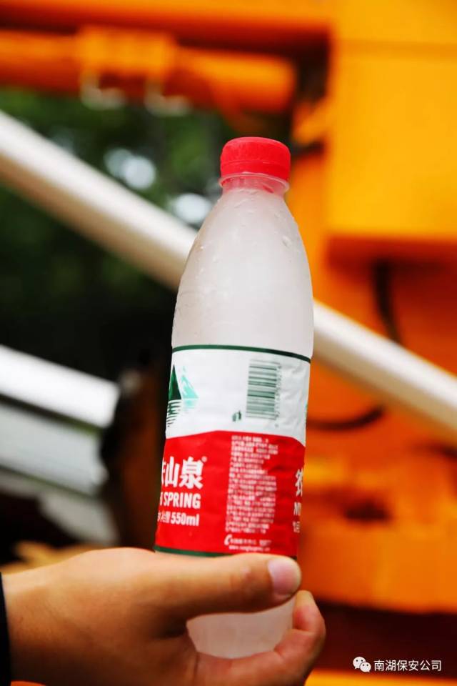 别以为我们工作的小鲜肉都是男生哦,mm也是有滴.