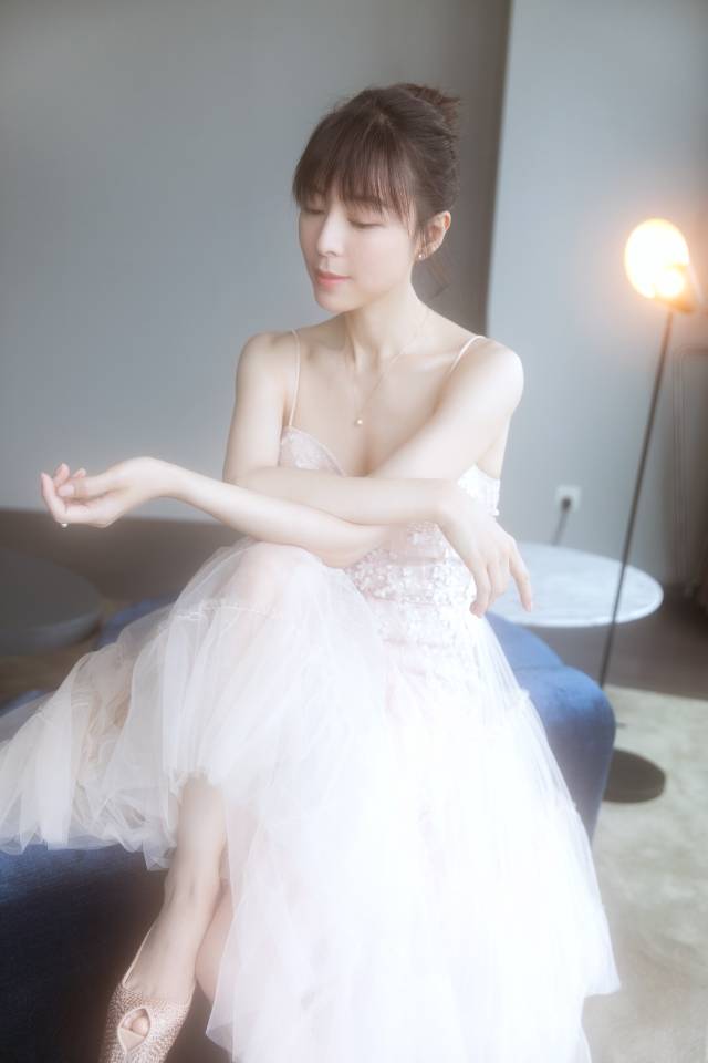 张静初一袭珍珠粉吊带纱裙 小露肌肉彰显健康女性美