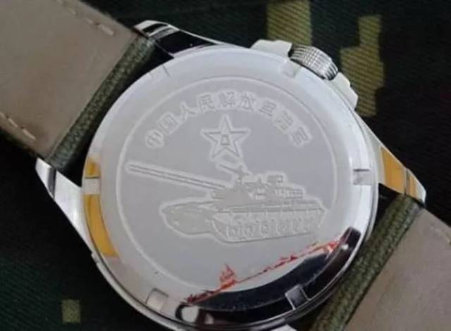 前几年推出了"军表一号"系列,纪念海鸥的军表历史 海鸥从来没有忘记在