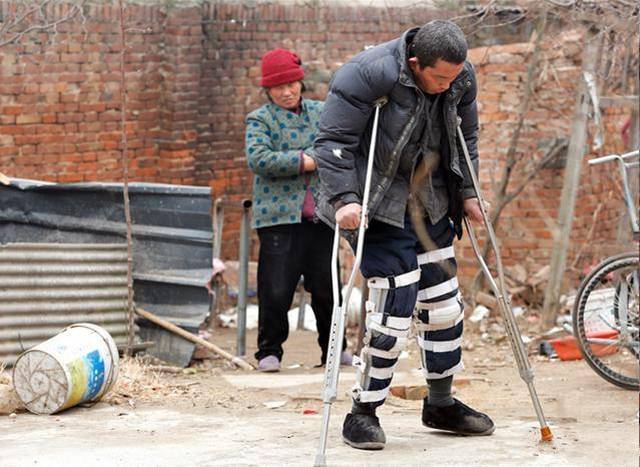 因车祸瘫痪,妻子便买菜一去不归,艰难练习为孩子撑起一片天