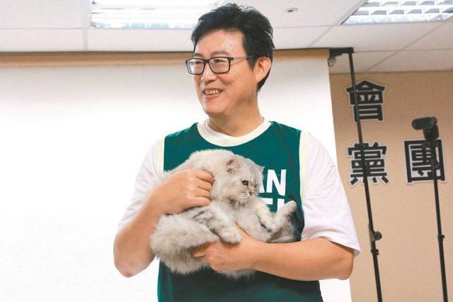 招猫逗狗晒学姐 被玩坏了的台北市长选举