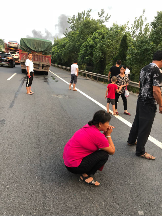 湖南京港澳高速公路发生车祸