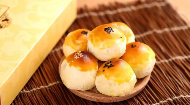 那时候点心包装也是简单,都是用草纸,售货员的包装工夫也是要"见棱见