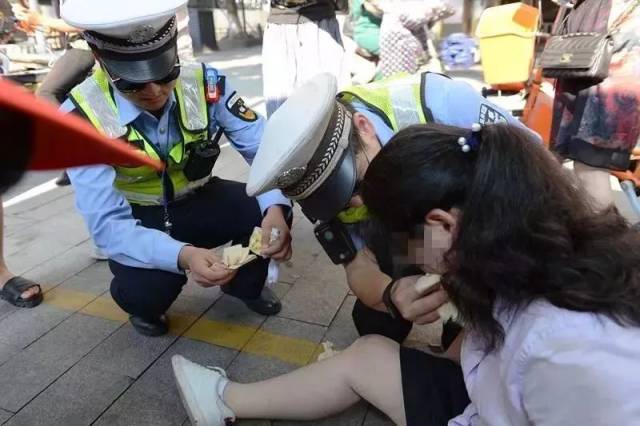 一旁的交警叔叔