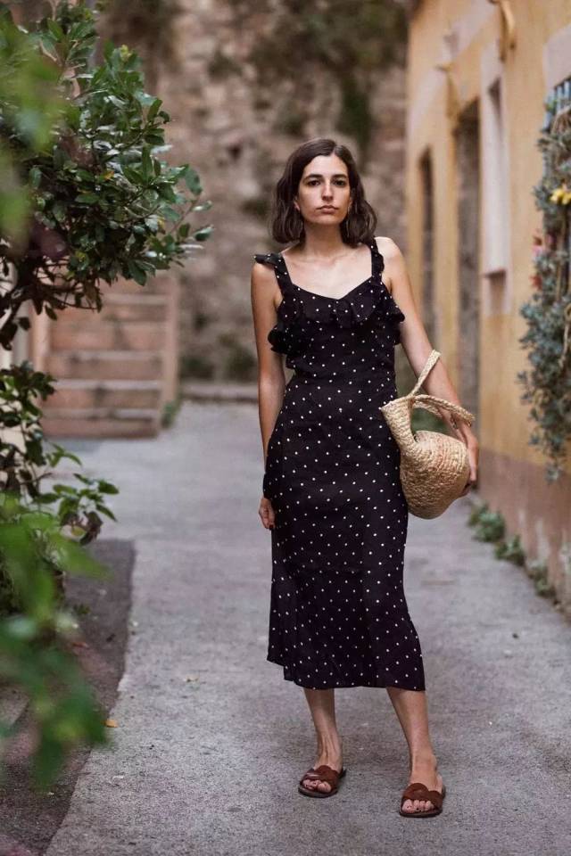 无腰线连衣裙和拖鞋的搭配,就像法式女人的灵魂, 不紧绷不讨好