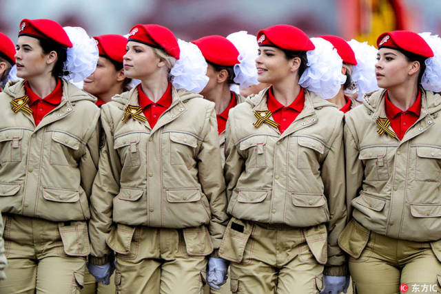 建军节看世界各国女兵飒爽英姿 巾帼不让须眉