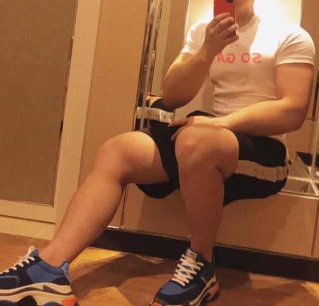 爱健身的摄影师,麒麟臂健壮,大粗腿吸睛,满身肌肉帅呆了_手机搜狐网