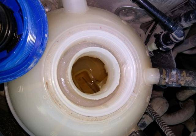 冷却液"开锅"速加水