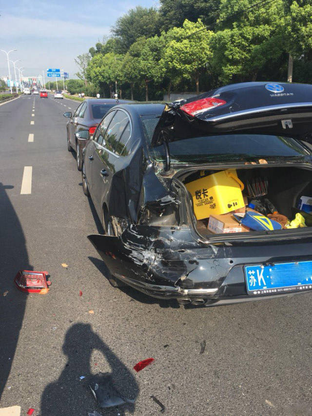 大众迈腾被长安面包车严重追尾,车主下车后当场崩溃!
