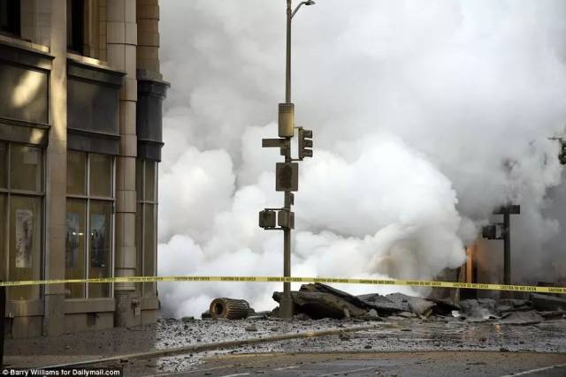 美国曼哈顿第五大道多条高压蒸汽管爆炸如灾难片!