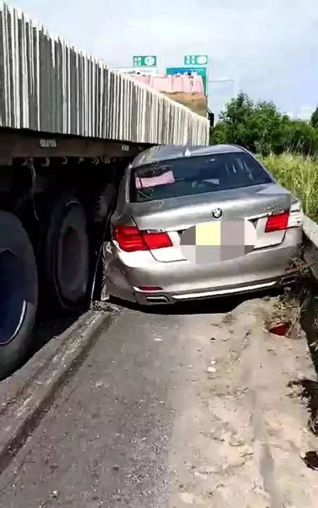 下午,广明高速高明往三水连绵15公里大塞车,全因这部宝马7系!