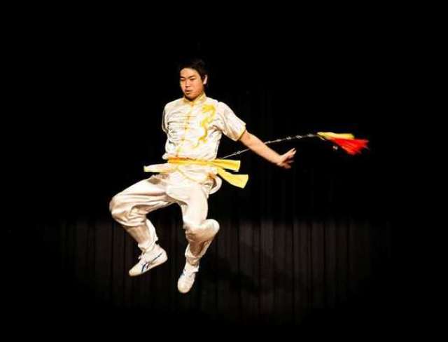 青少年武术运动员演示九节鞭.