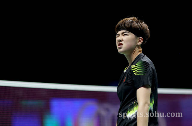 高清:张楠/李茵晖轻松晋级 帅气击掌相互激励