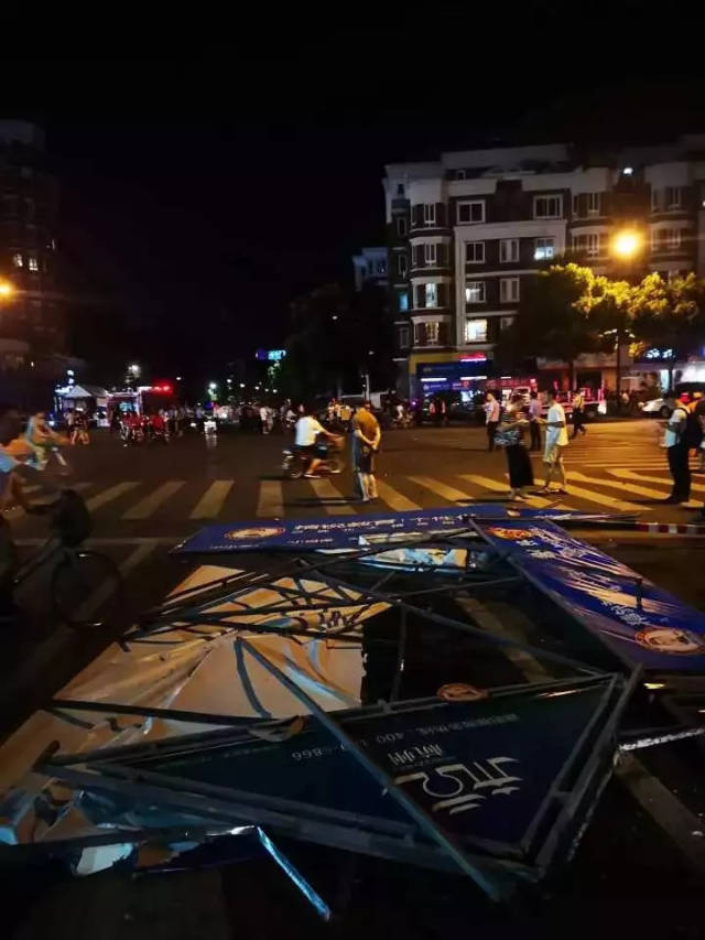 奔驰女司机闹市区横冲直撞,致4死13伤!监控记录事发过程