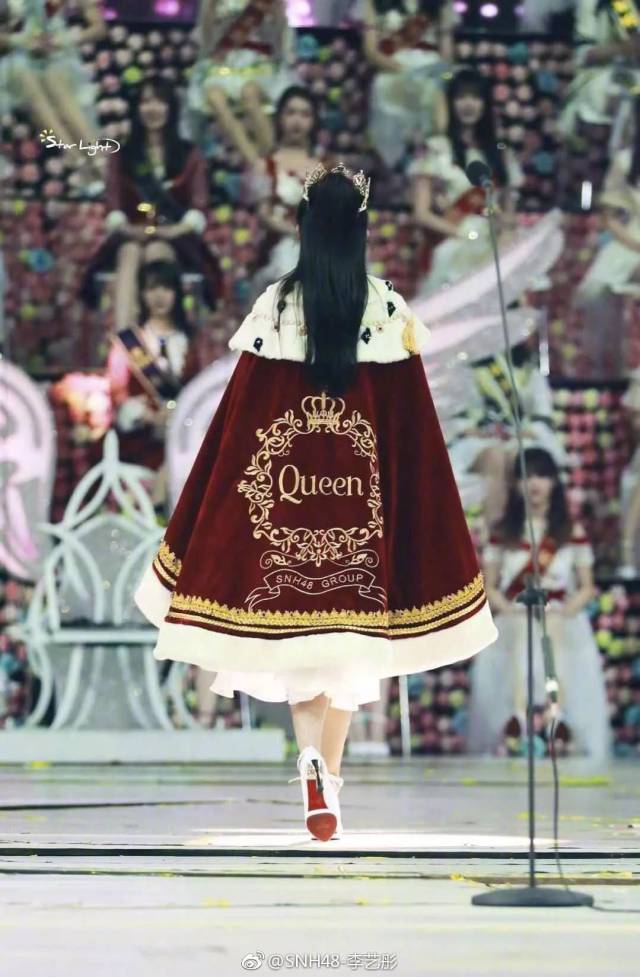 上周五的第五届snh48总选,李艺彤拿下了冠军,成为了新一届的queen.