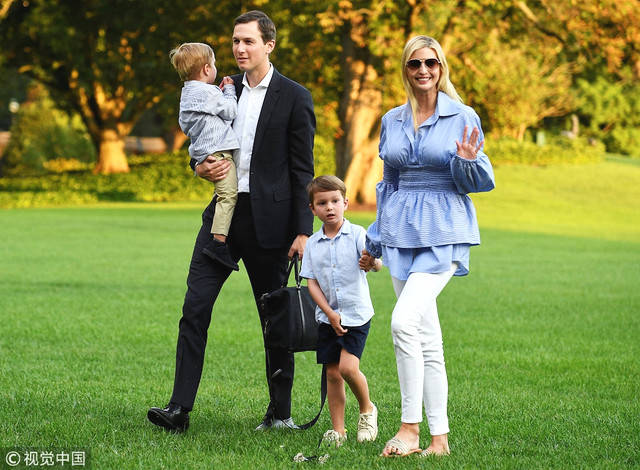 第一千金伊万卡携家人度假 特朗普牵外孙女显温馨