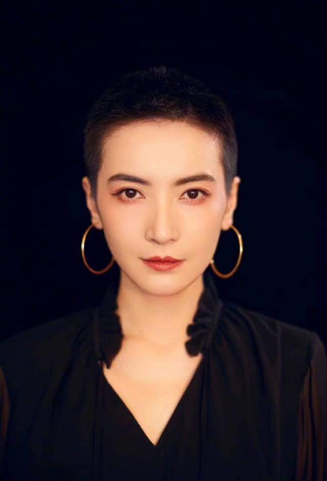 李媛剪个寸头变酷帅到家换上黑纱透视裙显得格格不入网友是男是女