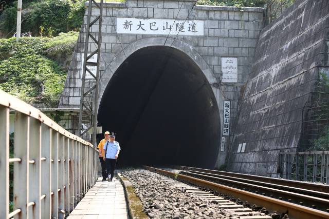 作为襄渝南线上最长的隧道,新大巴山隧道是他每天巡查的重点