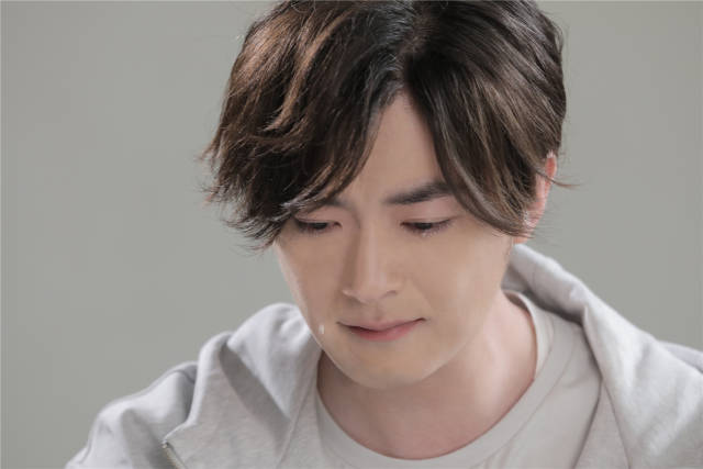 洪卓立新歌《献丑》mv上线 哭戏一条过获导演称赞