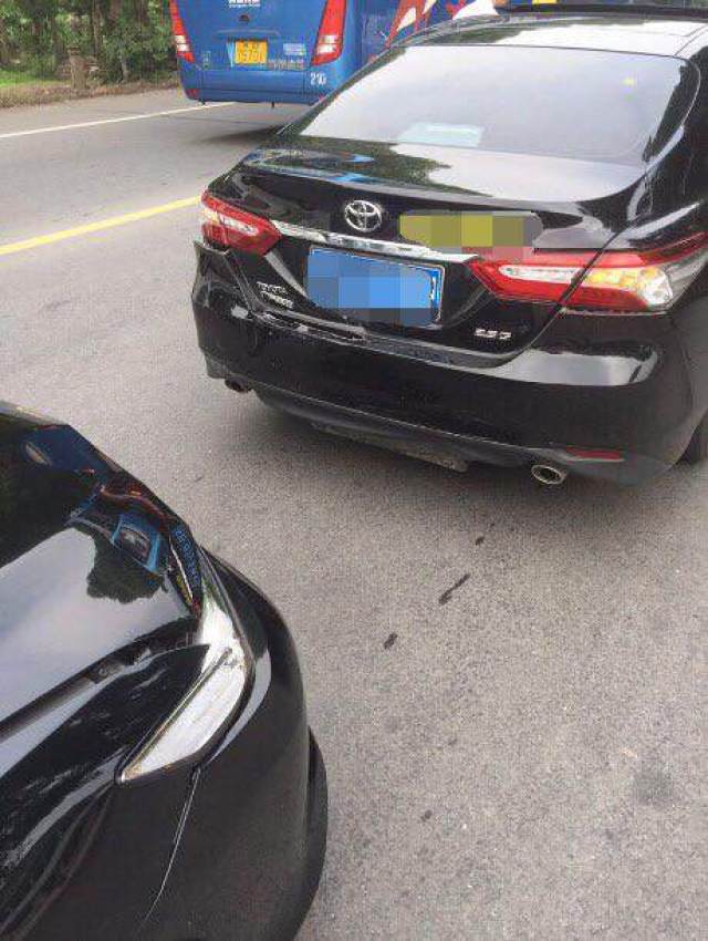 三辆丰田凯美瑞连环追尾网友不敢相信这样的事实