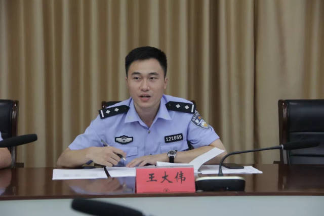 园区街道党工委委员,政法委书记周玉金主持会议,京泰派出所所长施卫国