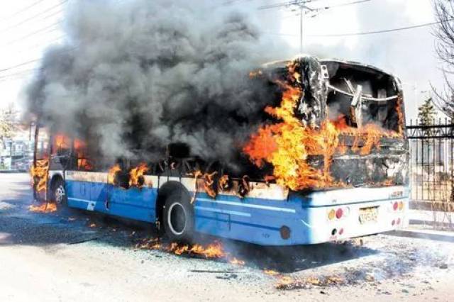 【交通安全】公交车突然自燃应该怎么办?以下两点帮到你