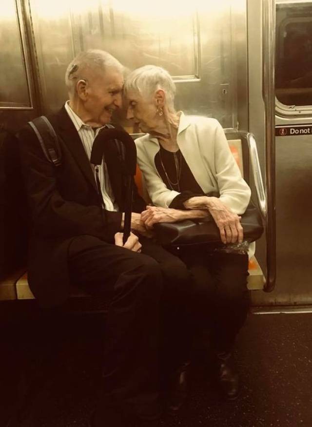 64年情不变地铁白发夫妻头贴头牵手照爆红网络