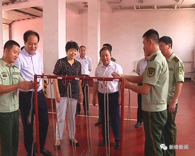 日,在"八一"建军节即将来临之际,县委书记李玉林,县委副书记,县长解芳