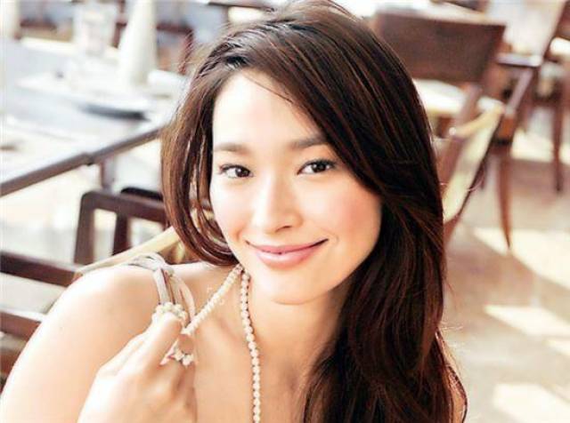 看到李嘉诚的大儿媳, 终于明白, 梁洛施进不了李家大门的原因!