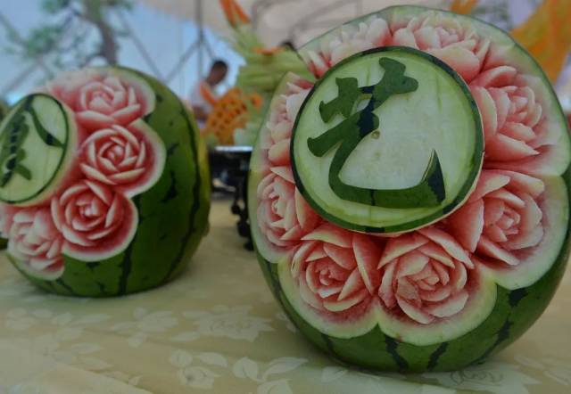 岳振东雕刻的《盛世瓜灯》邢志峰/摄 厨艺大师岳振东 昨天下午两点