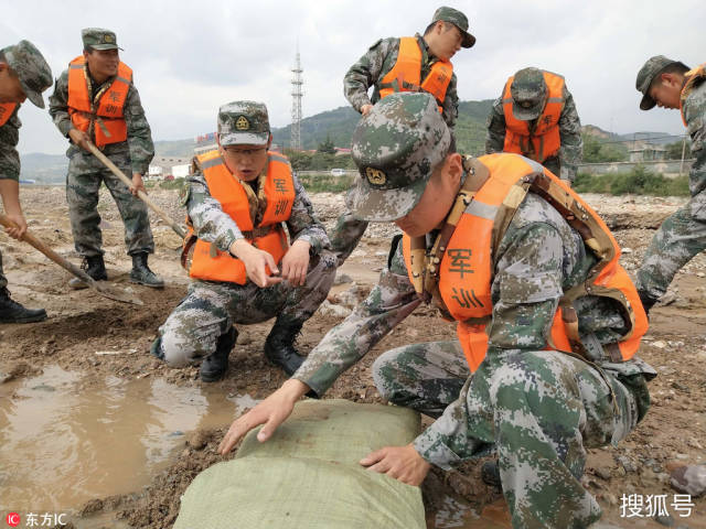 2018年7月20日,第76集团军某旅开展抗洪抢险救灾演练.