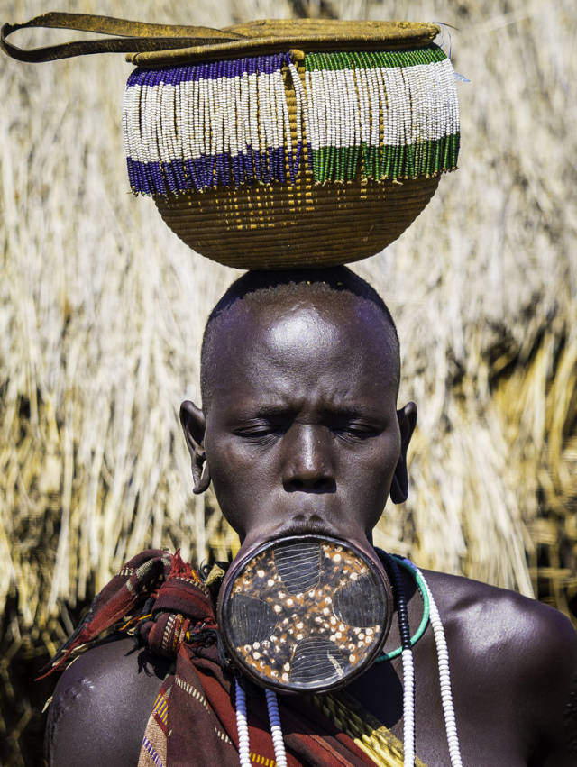 非洲唇盘族:以唇部畸形为美,女人的唇盘越大越美丽_手机搜狐网