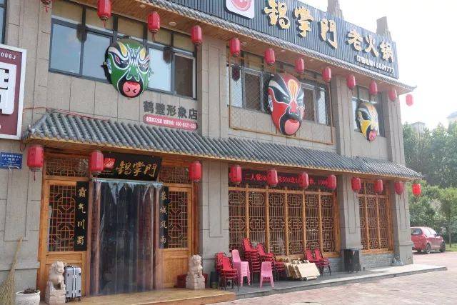 很是优雅复古 宽敞明亮的大厅,古色古香 店面的装饰是满满的中国风