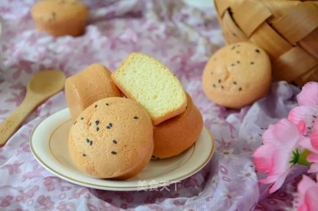 烘焙课堂 | 口感扎实,咬一口软软的-海绵小蛋糕