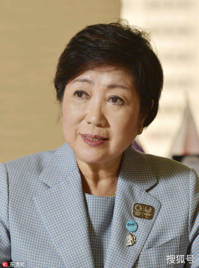 小池百合子接受采访 淡蓝色格纹套装减龄又清新