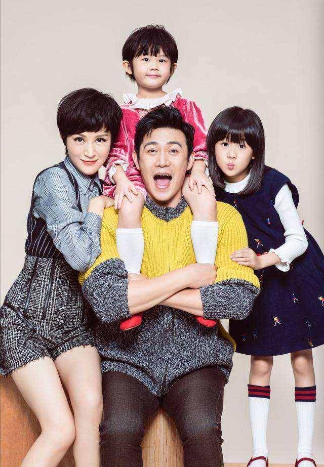 陆毅晒一家大长腿为老婆鲍蕾庆生,这个动作超有爱,爸爸力十足