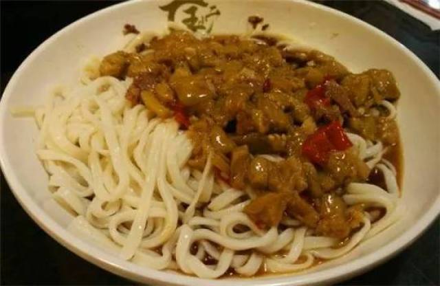 吃遍大連丨先來兩塊綠豆糕解解暑氣,再弄碗炸醬麵打開點食慾