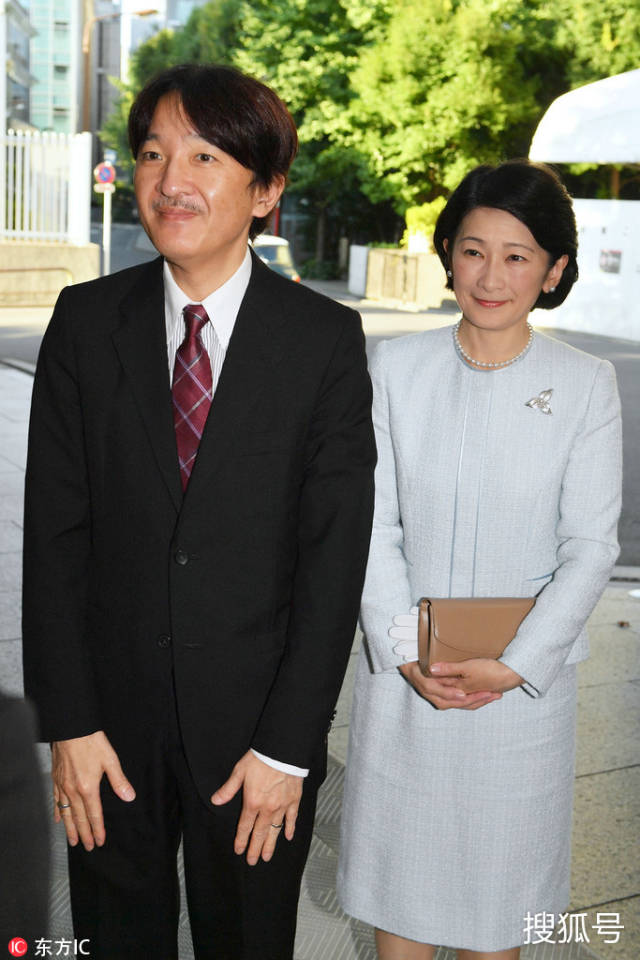 日本文仁亲王夫妇观展 试用古董相机兴致勃勃