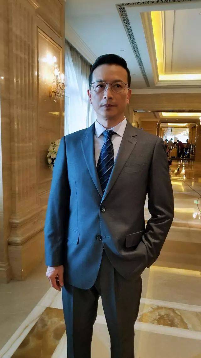 白止的扮演者是张弓,一个六零后的老演员.