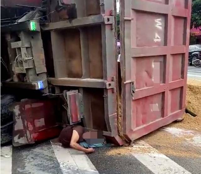 五华河东发生车祸,一人腿都被碾碎了.