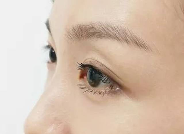 侧面更能明显对比出睫毛的 卷翘度.