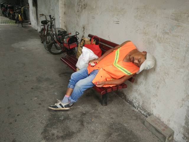 一张清洁工人休息图,心酸了多少网友_手机搜狐网